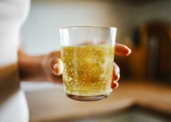 Qué es la “stacked water”, la tendencia viral de hidratación