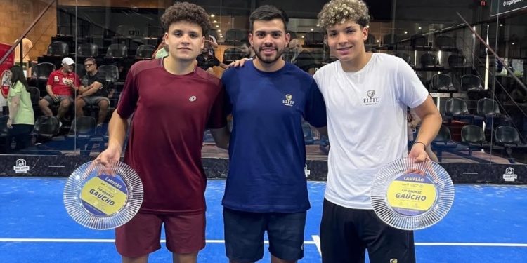 A FESTEJAR. Santino (izq.), con el trofeo del primer torneo FIP de su carrera.