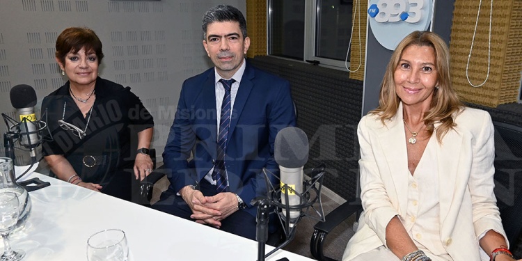 Los ministros del Superior Tribunal de Justicia y docentes de la Universidad Católica de Santa Fe Valeria Fiore y Juan Manuel Díaz, junto a la delegada decanal de esa casa de estudios en Posadas, Amanda Palacios.