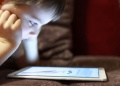 La otra cara de las pantallas: crece la miopía en niños y especialistas piden controles