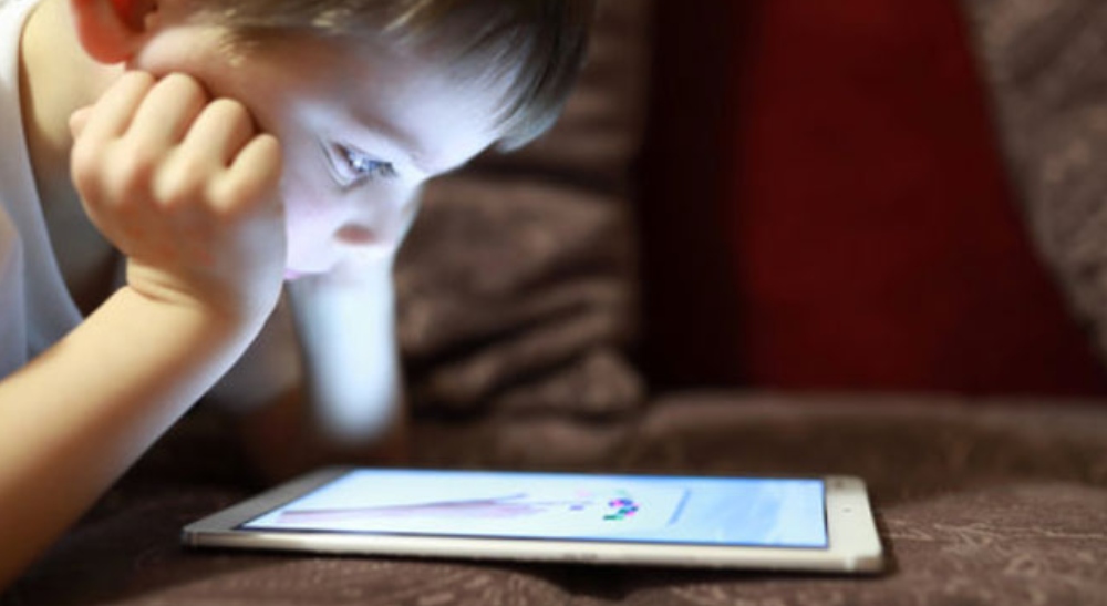 La otra cara de las pantallas: crece la miopía en niños y especialistas piden controles