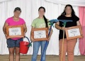 Polémica en municipio que “premió” a mujeres con escobas, escurridores y baldes
