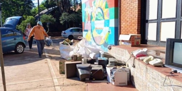 RESPONDIERON. En Montecarlo los vecinos acercaron un buen número de aparatos electrónicos en desuso.