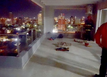 Bomberos entraron por la ventana de un décimo piso y detuvieron a un hombre que amenazaba con tirarse al vacío