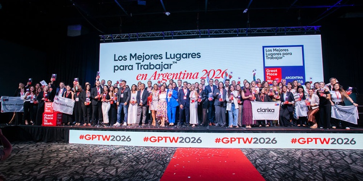 ALTOS NIVELES DE CONFIANZA, COLABORACIÓN Y ORGULLO. Los representantes del Hotel Saint George, de Puerto Iguazú, junto a integrantes de las 70 mejores empresas para trabajar en Argentina en 2026.