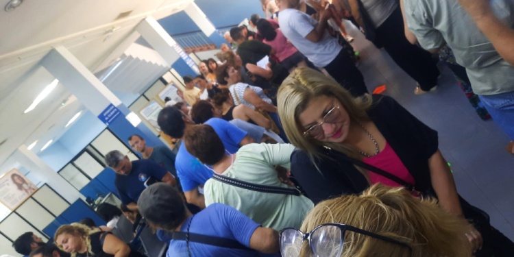 HORAS DE ESPERA. Durante toda la mañana la oficina de la empresa estuvo saturada de vecinos reclamando.