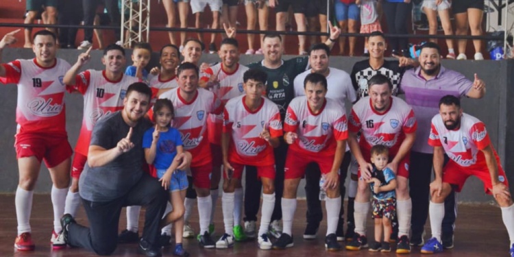 SE QUEDA ACÁ. El plantel de San Vicente, junto al trofeo que obtuvo ayer por la tarde. Ya piensa en el Argentino B. (Foto Gentileza H.Acosta/ASFS).