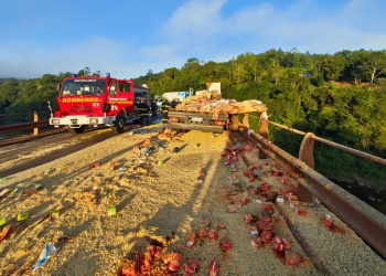 Grave siniestro vial en la ruta 12: dos camiones chocaron en el puente Piray Guazú