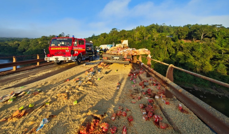 Grave siniestro vial en la ruta 12: dos camiones chocaron en el puente ...