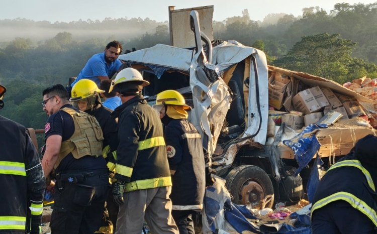Grave siniestro vial en la ruta 12: dos camiones chocaron en el puente ...