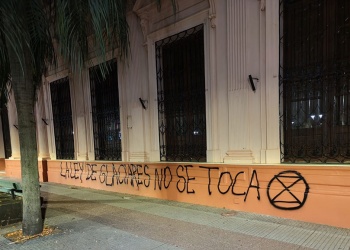 Vandalizan la Legislatura y la Gobernación misionera con consignas vinculadas a la protección de los glaciares