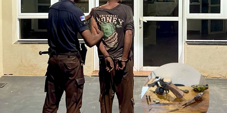 EL detenido, el revólver calibre .22 y arma blanca secuestrados por la Policía.