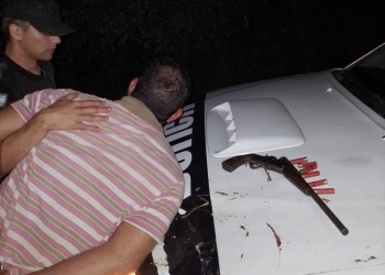 Detuvieron a un hombre en Pozo Azul por amenazar con un arma a su pareja y a su hijastro