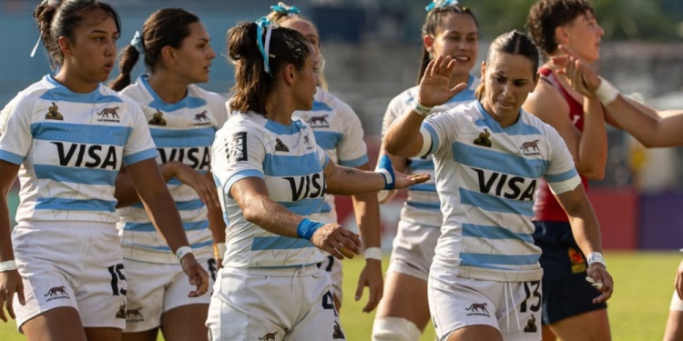 EMBAJADORAS. Pedrozo, con la 4, y Velázquez, con la 15, ayer en San Pablo.