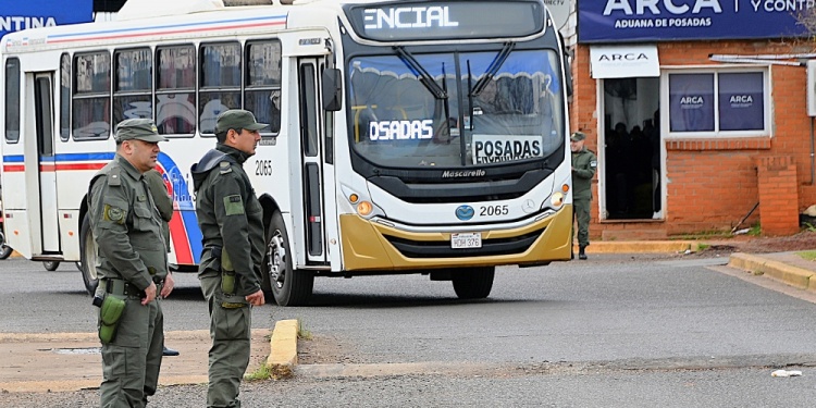PUENTE SAN ROQUE GONZÁLEZ. Efectivos de Gendarmería conforman la estructura general en la zona pero no abocados a las requisas directas de personas y transportes.