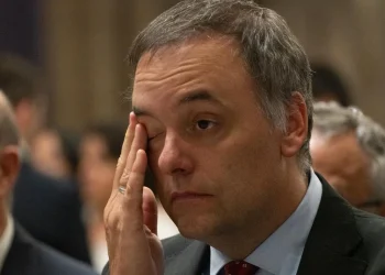 Piden archivar la denuncia por el viaje de la esposa de Manuel Adorni en avión oficial