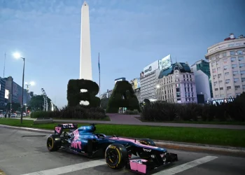 Presentaron en el Obelisco el Fórmula 1 que conducirá Colapinto en Palermo