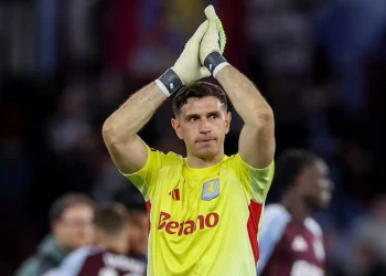 Europa League: el Aston Villa del “Dibu” Martínez perdió 1-0 ante el Nottingham Forest en la ida de la semifinal