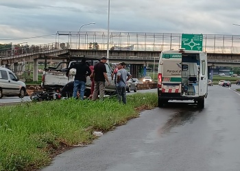 Un motociclista resultó herido tras chocar contra una camioneta detenida en el Acceso Sur