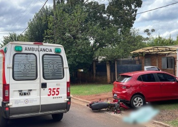 Tragedia en Posadas: un motociclista murió tras perder el control y chocar contra un auto estacionado