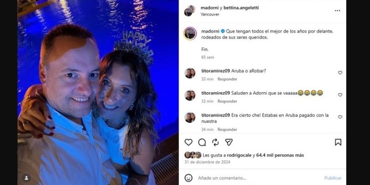 AL DESCUBIERTO. Esta foto de Manuel Adorni y Bettina Angeletti en el Año Nuevo 2024, frente a una pileta iluminada en un posteo de Instagram, con la ciudad de Vancouver como ubicación. Si bien podría tratarse de un natatorio techado, para esa época en la ciudad canadiense es invierno y las temperaturas son bajo cero.