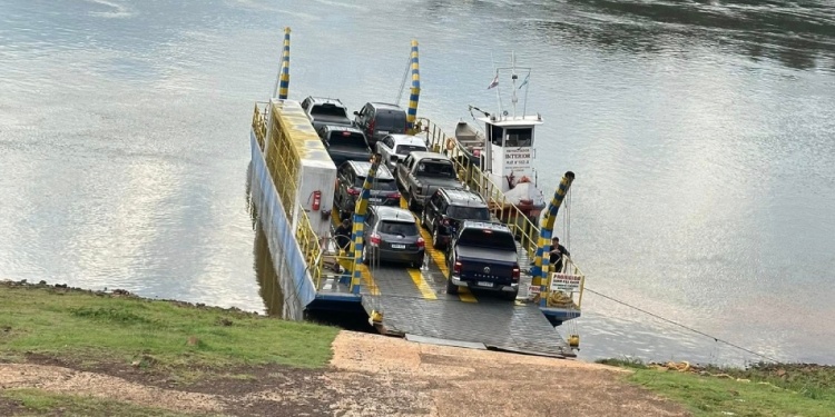 MUY ÚTIL. La balsa Doacir constituye una gran opción para vecinos de ambas orillas, facilitando la integración social y comercial./ Foto gentileza B. Doacir