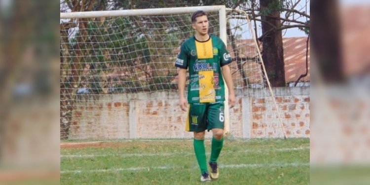 VICTORIA Y LIDERAZGO. Barrio Obrero de Puerto Esperanza derrotó 2 a 1 a Atlético Guaraní, merced al gol de capitán Eduardo Melo (foto) que apareció para meter un cabezazo infernal en el final del partido.
