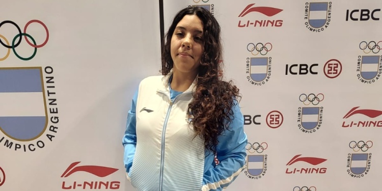 EXPECTATIVA. La luchadora misionera, con la pilcha de la delegación nacional.