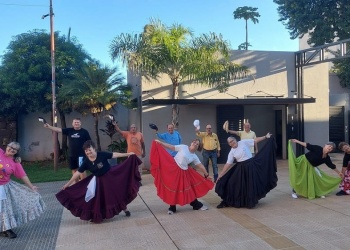 Ensayos abiertos del Ballet de Adultos Mayores en el Paseo Bosetti de Posadas