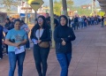 Crisis laboral: Larga fila de aspirantes para una heladería en Eldorado