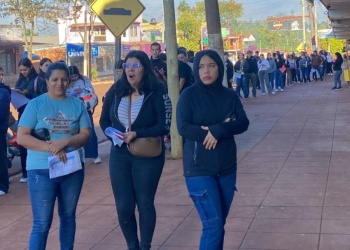 Crisis laboral: Larga fila de aspirantes para una heladería en Eldorado