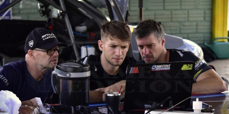 AJUSTANDO DETALLES. En la previa, Trendel repasa cosas junto al equipo. / Foto A. Smialkowski