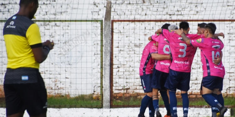 FESTEJOS. El “Rosa” celebró ante Mitre y se acomodó en las primeras posiciones.
