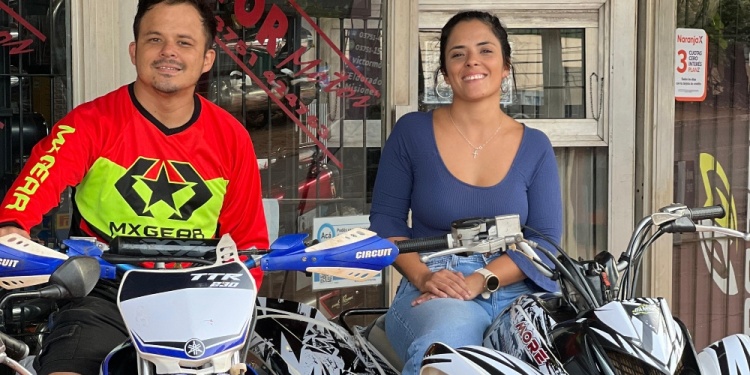 LA FAMILIA PRIMERO. Cristian y Tatiana, con sus máquinas, en la previa.