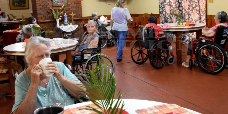 ESPACIOS COMPARTIDOS. A la hora de la comida todos se juntan en el salón.