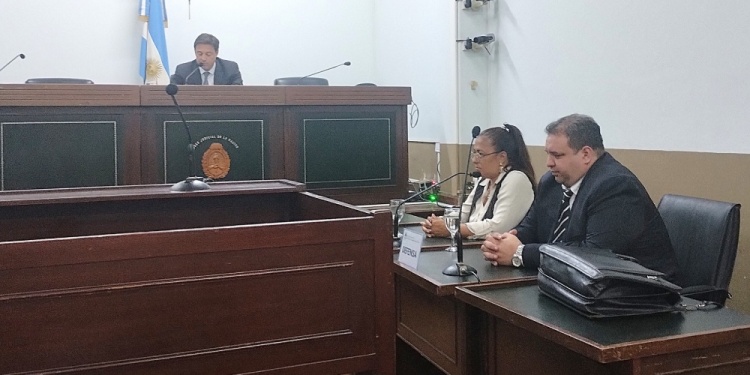 SEGUNDOS DE TENSIÓN. El juez y presidente del TOCF-Posadas lee el veredicto que benefició a la encartada Liliana Loreiro acompañada por su abogado, Sergio Santa Clara.