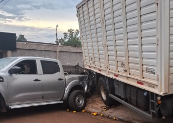 Jardín América: accidente entre un camión y una camioneta dejó daños materiales