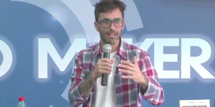 CRIANZA. El médico psiquiatra y psicoterapeuta Lucas Raspall dio una charla en el Instituto Andrés Guacurarí.