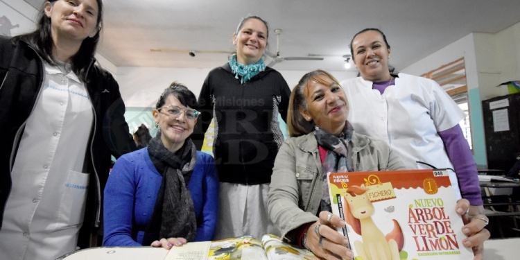 EN EL AULA. Las maestras Patricia Romero, Yesica Viera,  Gabriela Mendoza y Laura Ramos junto a la directora de la Escuela 53, Carolina Roldán.