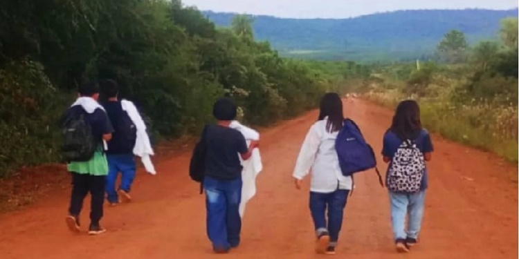 SOLIDARIDAD EN MARCHA. Artistas impulsan una colecta para jóvenes y chicos que deben caminar 16 kilómetros diarios.