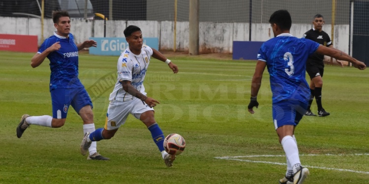 CONDUCCIÓN. Axel Silva tuvo un buen primer tiempo frente a Sol de América.