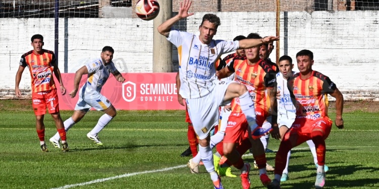 CON LO JUSTO. El Auriazul llega con un triunfo ante Boca Unidos a cuestas.