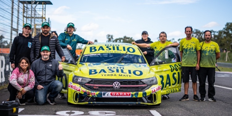 AGRADECIMIENTO. Carlitos reconoció el trabajo de todo su equipo, como así también el apoyo de sus auspiciantes./  Prensa Okulovich