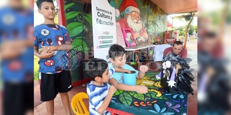 JUGAR Y APRENDER. El Parque de las Fiestas es el epicentro de actividades libres y gratuitas de lectura, pintura y teatro destinadas a toda la familia, con el objetivo de fomentar la inclusión y la interacción comunitaria