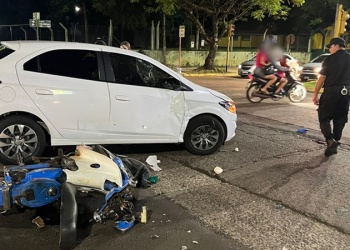 Una mujer terminó hospitalizada en Posadas tras un choque entre una moto y un auto