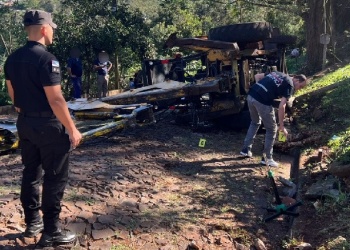 Puerto Rico: el conductor de una retro recolectora de gajos volcó y terminó herido
