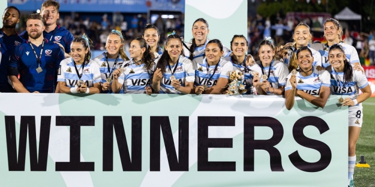 CAMPEONAS. La misionera Paula Pedrozo (primera desde la izquierda) celebra el título con Las Yaguaretés.