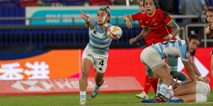 ABRIENDO JUEGO. Paula Pedrozo saca la pelota de un ruck frente a España.