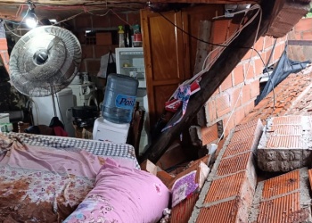 San Pedro: por el temporal, cayó un muro de material sobre una vivienda familiar