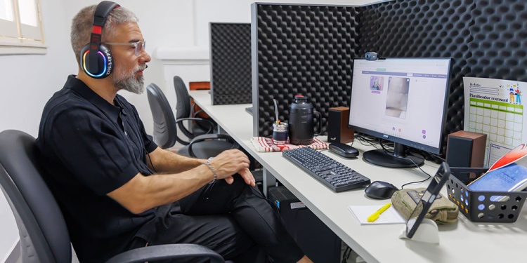 ATENCIÓN DE SITUACIONES. El personal está conformado por psicólogos y trabajadores sociales.